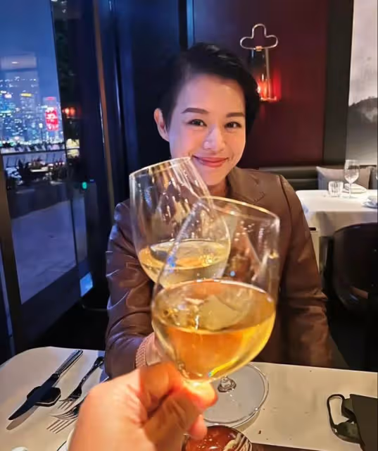胡杏兒和李成德高調發文，兩人笑容滿面的面對著鏡頭，很有夫妻相