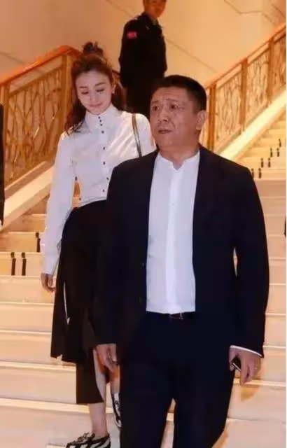 李小冉陪丈夫出席簽售活動，嫁入豪門後過得很好，滿臉洋溢著幸福