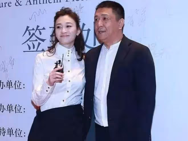 李小冉陪丈夫出席簽售活動，嫁入豪門後過得很好，滿臉洋溢著幸福