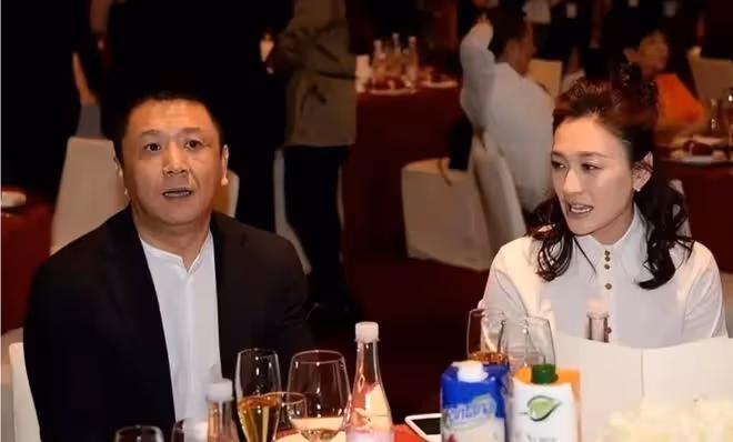 李小冉陪丈夫出席簽售活動，嫁入豪門後過得很好，滿臉洋溢著幸福