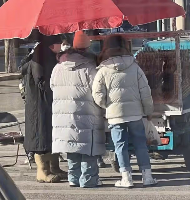 陳赫三人組錄《五哈》被偶遇，鹿晗手拿糖葫蘆，鄧超穿扮接地氣