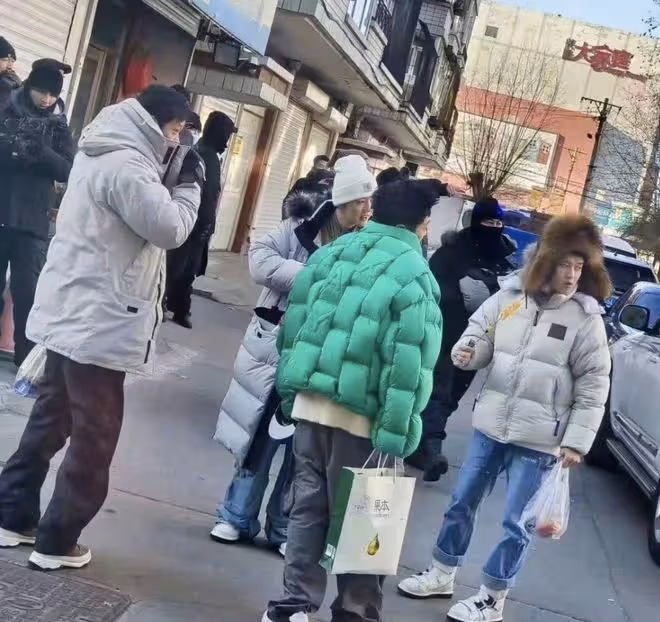 陳赫三人組錄《五哈》被偶遇，鹿晗手拿糖葫蘆，鄧超穿扮接地氣