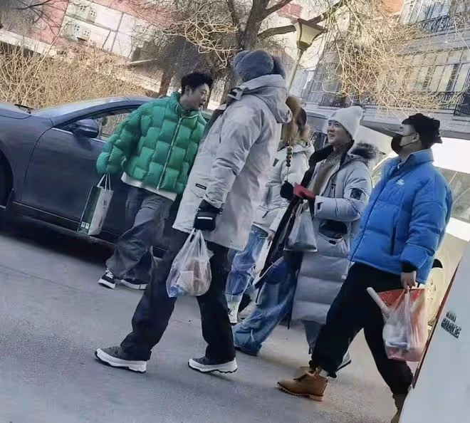陳赫三人組錄《五哈》被偶遇，鹿晗手拿糖葫蘆，鄧超穿扮接地氣