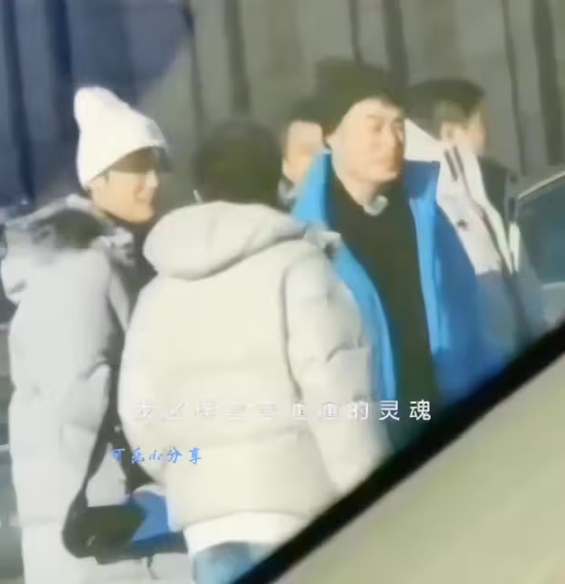 陳赫三人組錄《五哈》被偶遇，鹿晗手拿糖葫蘆，鄧超穿扮接地氣