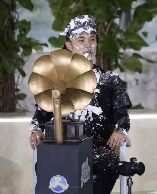 陳赫三人組錄《五哈》被偶遇，鹿晗手拿糖葫蘆，鄧超穿扮接地氣