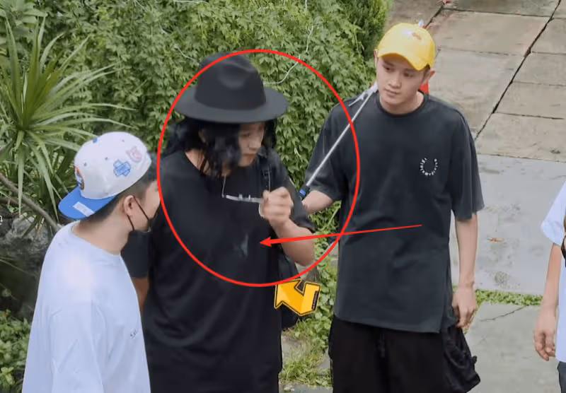 鄧超黃渤為參加《戲精大會》，抹粉變身美妝達人，被無情嘲笑