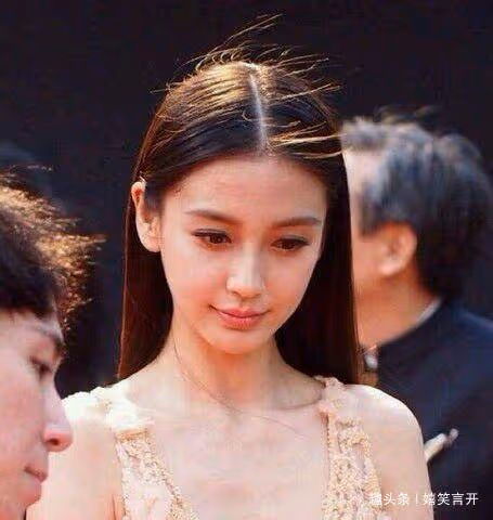 楊穎全程用話筒擋，網友看到真相後評論，身材好，用料薄。