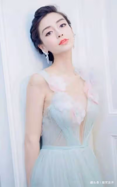 楊穎全程用話筒擋，網友看到真相後評論，身材好，用料薄。