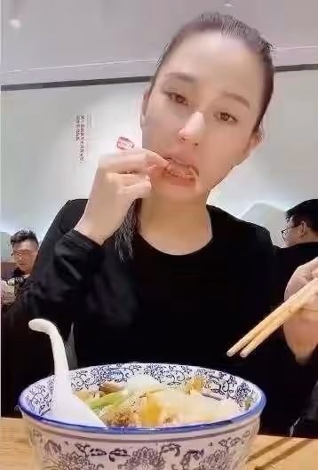百億身家也愛吃螺獅粉？何超蓮酸筍掉了還撿起吃，黑色T恤接地氣