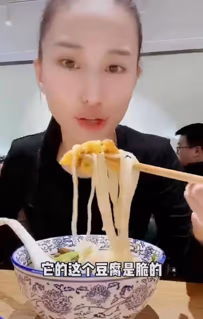 百億身家也愛吃螺獅粉？何超蓮酸筍掉了還撿起吃，黑色T恤接地氣