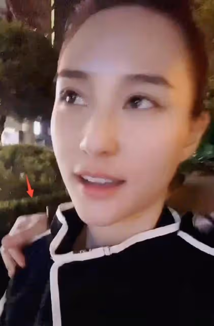 百億身家也愛吃螺獅粉？何超蓮酸筍掉了還撿起吃，黑色T恤接地氣