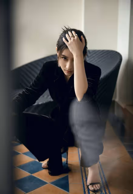 百億身家也愛吃螺獅粉？何超蓮酸筍掉了還撿起吃，黑色T恤接地氣