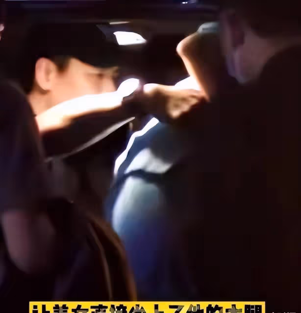 真離了？43歲秋瓷炫曬居家照，光腳做地上疑婚姻，喝酒抹淚惹人憐
