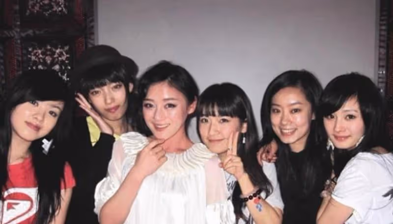 楊冪大學宿舍4人走紅3人，楊冪：不是不想帶她，實在帶不動