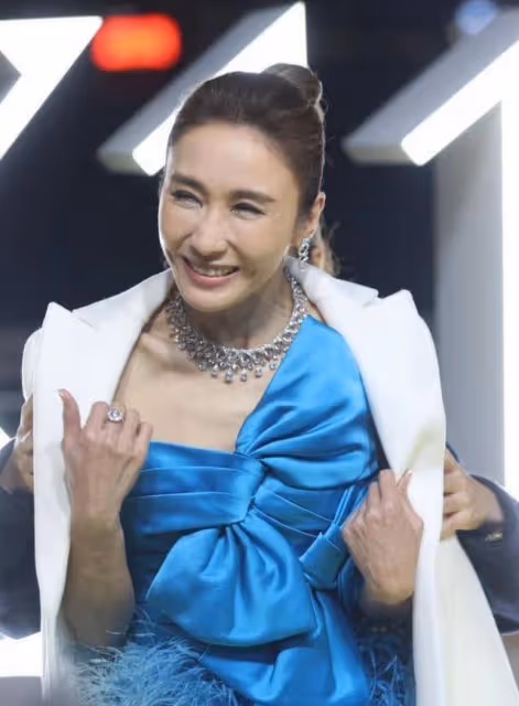 51歲黎姿近照曝光，與鄭秀文站一起狀態差太多，小結巴真的老了