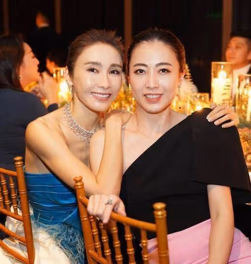 51歲黎姿近照曝光，與鄭秀文站一起狀態差太多，小結巴真的老了