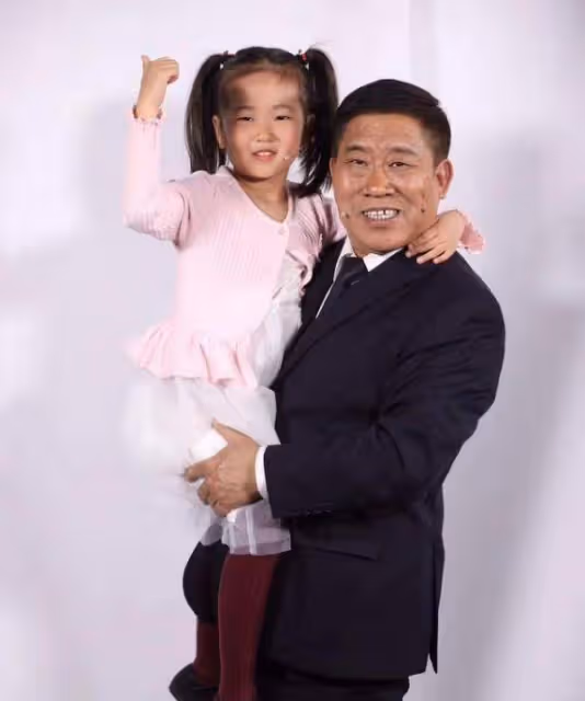 有種「基因」叫杜旭東的女兒，你以為很醜？看看正臉再說話