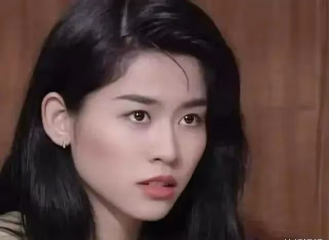 李嘉欣：學生時代不是校花，真正的校花是宣萱，長得漂亮又會讀書