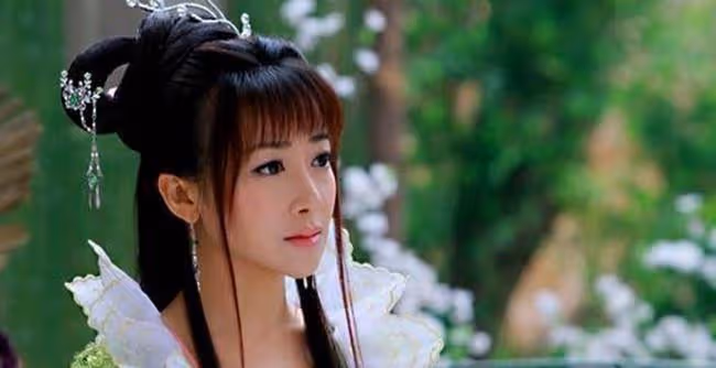 曾是一線女星，如今淪為18線網劇女主，找她的導演直言說她太便宜