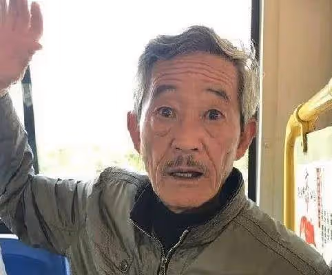 實力老戲骨，曾搭檔林志穎出演《天龍八部》，今無戲可拍淪為網紅
