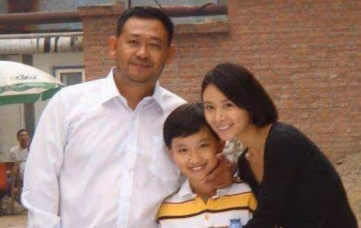 姜文姜武兩兄弟傻傻分不清楚，看完他們的老婆，原來品味差這麼多