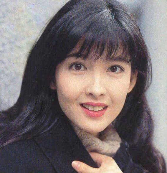 她是香港「玉女」，為保持容顏不曬太陽不生孩子，現52歲長成這樣