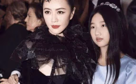 她當紅時懷孕，丈夫是誰至今是個謎，女兒12歲長相浮現生父基因
