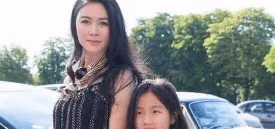 她當紅時懷孕，丈夫是誰至今是個謎，女兒12歲長相浮現生父基因