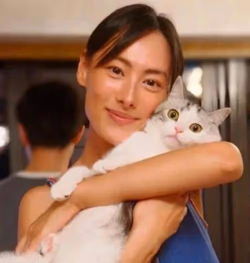梁洛施：夢斷豪門，有錢有娃無老公無自由，35歲瘦到脫相很落寞