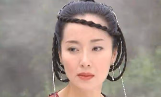 她是實力與顏值並存的演員，出道40多年依舊活躍，61歲還未嫁人