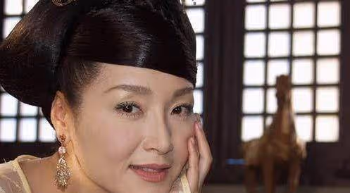 她是實力與顏值並存的演員，出道40多年依舊活躍，61歲還未嫁人
