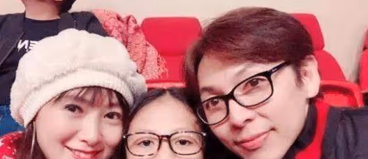 她因拍性感片走紅，後轉型成功閃婚嫁富豪，今二婚家庭美滿幸福！