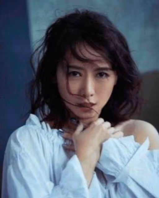 她因拍性感片走紅，後轉型成功閃婚嫁富豪，今二婚家庭美滿幸福！