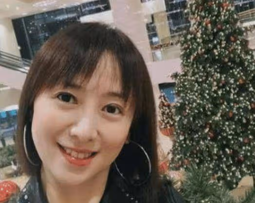 她因拍性感片走紅，後轉型成功閃婚嫁富豪，今二婚家庭美滿幸福！