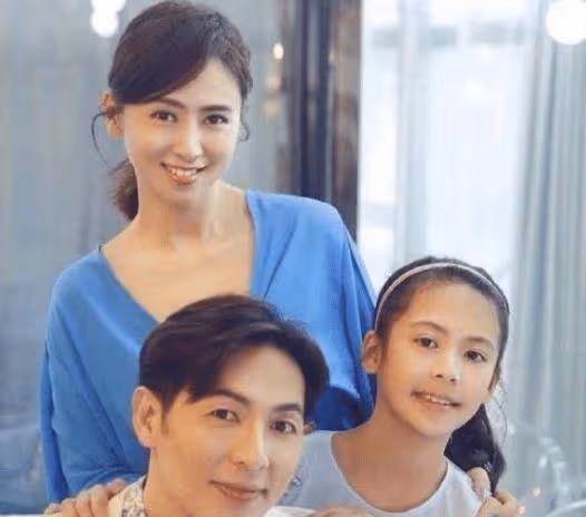 她因拍性感片走紅，後轉型成功閃婚嫁富豪，今二婚家庭美滿幸福！