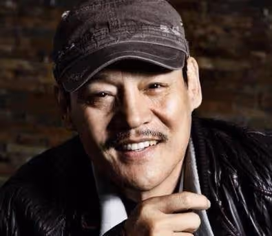 他是國家一級演員，離婚時凈身出戶，如今兒子為他掙足了面子！