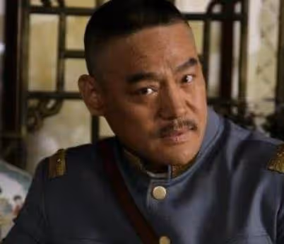 他是國家一級演員，離婚時凈身出戶，如今兒子為他掙足了面子！