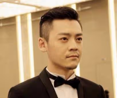 他是國家一級演員，離婚時凈身出戶，如今兒子為他掙足了面子！