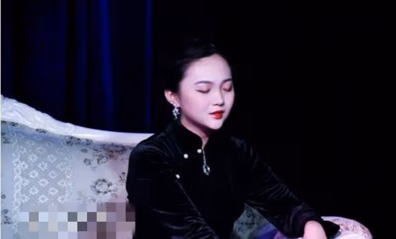 林妙可穿旗袍扮貴族小姐，結果身材珠圓玉潤像50歲的大媽，好難看