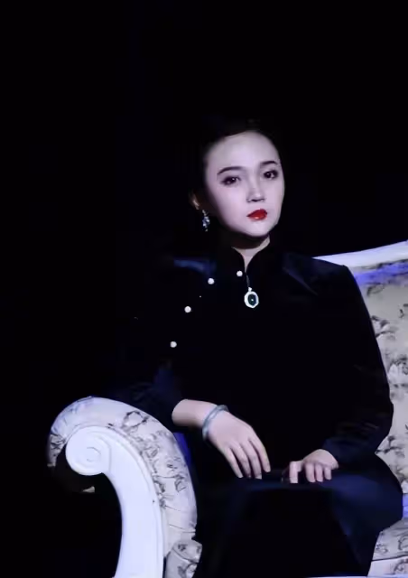 林妙可穿旗袍扮貴族小姐，結果身材珠圓玉潤像50歲的大媽，好難看