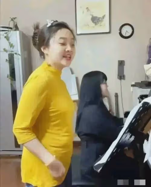 林妙可穿旗袍扮貴族小姐，結果身材珠圓玉潤像50歲的大媽，好難看