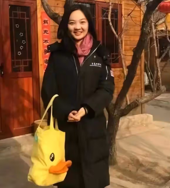 林妙可穿旗袍扮貴族小姐，結果身材珠圓玉潤像50歲的大媽，好難看