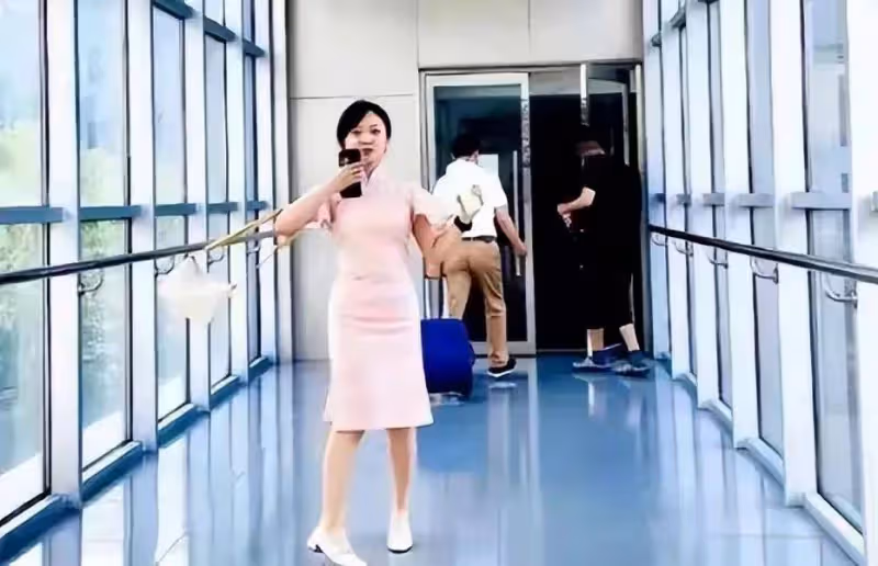 林妙可穿旗袍扮貴族小姐，結果身材珠圓玉潤像50歲的大媽，好難看