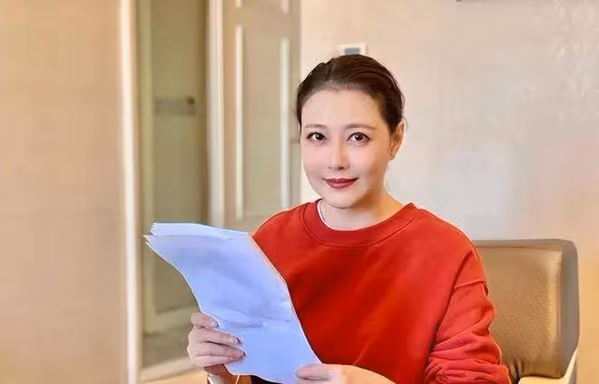 周海媚近照：56歲像30多歲很顯年輕，不婚不育餘生只養狗不談戀愛