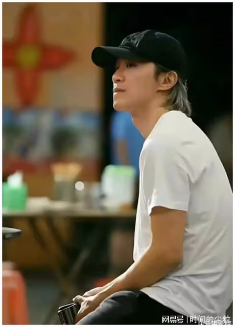60歲周星馳說會考慮再演戲，曬《食神》劇照，片中拍攝地已毀