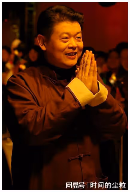 2005年,笑星傅彪離世,葛優承諾為其養兒子,17年過去他是否守諾