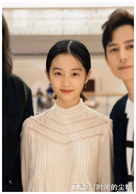 16歲黃多多穿著性感惹爭議,掛脖弔帶露春光!