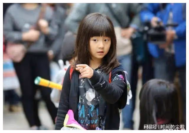 16歲黃多多穿著性感惹爭議,掛脖弔帶露春光!