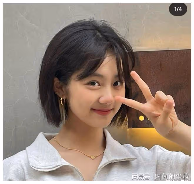 16歲黃多多穿著性感惹爭議,掛脖弔帶露春光!