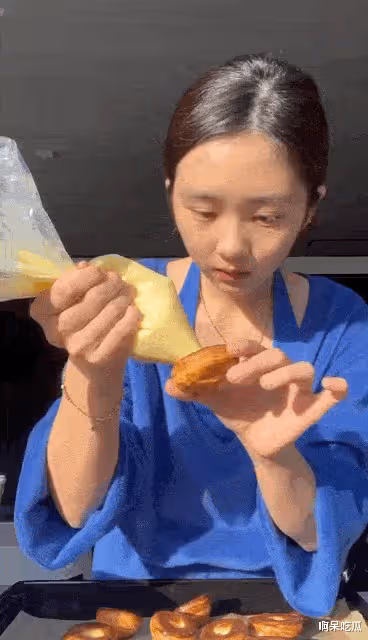 16歲黃多多穿著性感惹爭議,掛脖弔帶露春光!